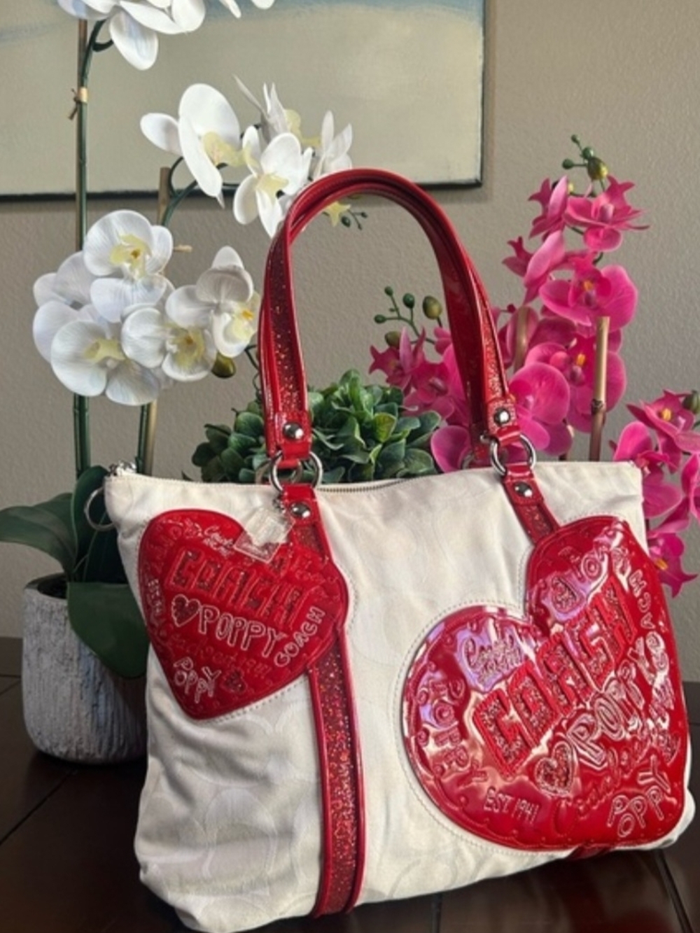 ♥️Coach ♥️White 🤍Tote with Red Patent Heart Accents